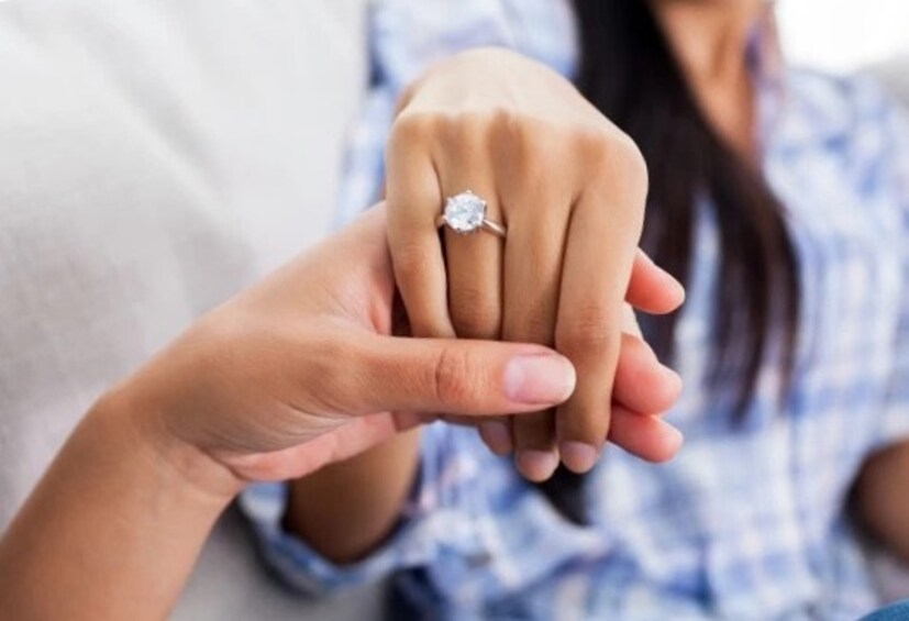  যে কোনও আংটি থেকেই ছড়াতে পারে সংক্রমণ। বারবার স্যানিটাইজার দিয়ে হাত ধুয়েও আংটির ভিতরে জমে থাকা জীবাণু বের করা যায় না। কখনও কখনও তো সাবানও থেকে যায় আংটির ফাঁকে। খাওয়ার সময় যা পেটে চলে যেতে পারে। যা ডেকে আনতে পারে বিপদ। ফলে আপনার ভালবাসার আংটিই হয়ে উঠতে পারে প্রাণঘাতী। Representational Image