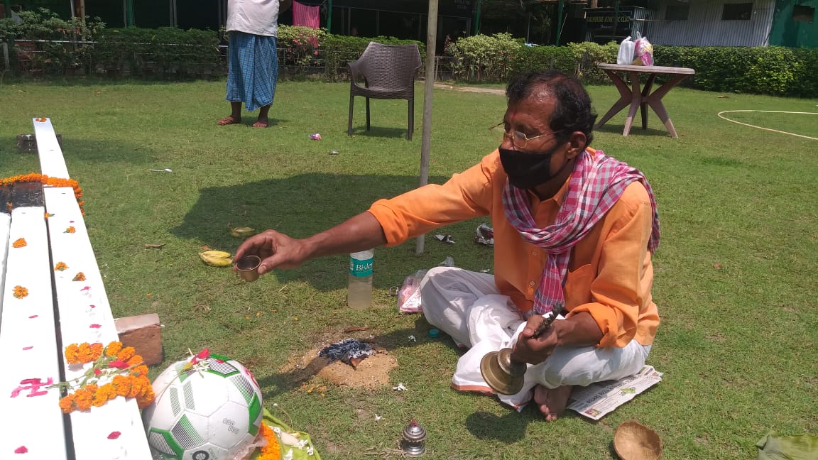 লকডাউনে নেই কোনও যান চলাচল। তাই পুজো আয়োজন করতে কোনও পুরোহিত পাওয়া যায়নি। ডালহৌসি ক্লাবের মালি ওড়িশার ব্রাহ্মণ হওয়াতে তিনি পুজোর দায়িত্ব নিজের কাঁধে তুলে নিয়েছিলেন। বার পোস্ট ক্লাবের স্টাফরা নিজেদের উদ্যোগে তুলে নতুন করে রং করেছেন। জোগাড় করা হয়েছিল একটি ফুটবল। সরকারি নির্দেশিকা মেনে বার পুজো অনুষ্ঠানে মুখে মাস্ক পরে ছিলেন পুরোহিত। উপস্থিত প্রত্যেকে সামাজিক দূরত্ব বজায় রেখে দাঁড়িয়ে ছিলেন। প্রত্যেকের মুখেই ছিল মাস্ক। কোনওরকমে পুজোর সরঞ্জাম জোগাড় করে ঐতিহ্য অনুযায়ী বার পুজোর আয়োজন করেন ডালহৌসি ক্লাবের মালি ও স্টাফরাই। লকডাউনে নেই কোনও যান চলাচল। তাই পুজো আয়োজন করতে কোনও পুরোহিত পাওয়া যায়নি। ডালহৌসি ক্লাবের মালি ওড়িশার ব্রাহ্মণ হওয়াতে তিনি পুজোর দায়িত্ব নিজের কাঁধে তুলে নিয়েছিলেন। বার পোস্ট ক্লাবের স্টাফরা নিজেদের উদ্যোগে তুলে নতুন করে রং করেছেন। জোগাড় করা হয়েছিল একটি ফুটবল। সরকারি নির্দেশিকা মেনে বার পুজো অনুষ্ঠানে মুখে মাস্ক পরে ছিলেন পুরোহিত। উপস্থিত প্রত্যেকে সামাজিক দূরত্ব বজায় রেখে দাঁড়িয়ে ছিলেন। প্রত্যেকের মুখেই ছিল মাস্ক। কোনওরকমে পুজোর সরঞ্জাম জোগাড় করে ঐতিহ্য অনুযায়ী বার পুজোর আয়োজন করেন ডালহৌসি ক্লাবের মালি ও স্টাফরাই।