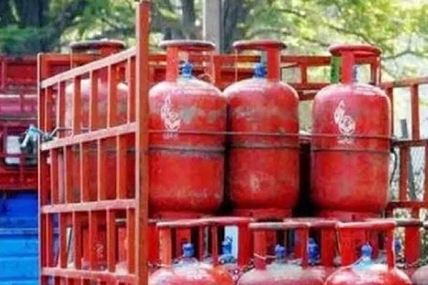 লকডাউন ঘোষণা করার কয়েকদিন পরই দেশের গরিব মানুষদের কথা মাথায় গুরুত্বপূর্ণ ঘোষণা করেছিলেন প্রধানমন্ত্রী নরেন্দ্র মোদি ৷ প্রধানমন্ত্রী উজ্জ্বলা যোজনায় বিনামূল্যে সিলিন্ডার দেওয়ার কথা ঘোষণা করেছিলেন ৷ লকডাউন ঘোষণা করার কয়েকদিন পরই দেশের গরিব মানুষদের কথা মাথায় গুরুত্বপূর্ণ ঘোষণা করেছিলেন প্রধানমন্ত্রী নরেন্দ্র মোদি ৷ প্রধানমন্ত্রী উজ্জ্বলা যোজনায় বিনামূল্যে সিলিন্ডার দেওয়ার কথা ঘোষণা করেছিলেন ৷