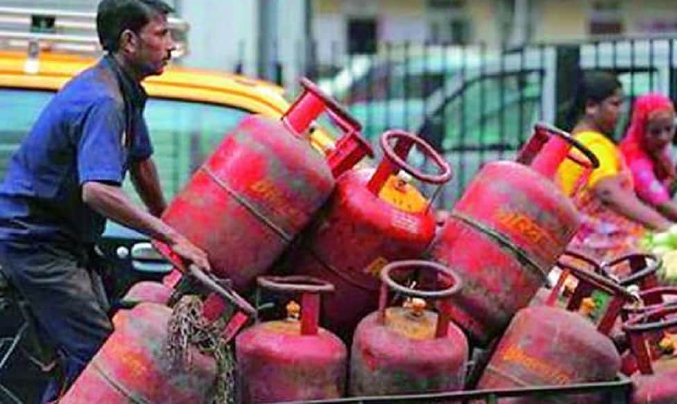 প্রথমে যে খালি সিলিন্ডার আসছে তা এন্ট্রি গেটে তাতে সোডিয়াম হাইপোক্লোরাইড স্প্রে করা হচ্ছে ৷ এরপর আনলোডিংয়ের সময় ফের স্প্রে করা হচ্ছে ৷ প্রথমে যে খালি সিলিন্ডার আসছে তা এন্ট্রি গেটে তাতে সোডিয়াম হাইপোক্লোরাইড স্প্রে করা হচ্ছে ৷ এরপর আনলোডিংয়ের সময় ফের স্প্রে করা হচ্ছে ৷