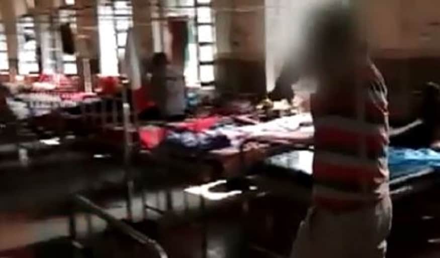এই অবস্থাতেও চেতনা ফেরার নাম নেই৷ বেলগামের বিআইএমএস হাসপাতালের ছবি সারা দেশকে চমকে দিচ্ছে ৷ Photo- Collected এই অবস্থাতেও চেতনা ফেরার নাম নেই৷ বেলগামের বিআইএমএস হাসপাতালের ছবি সারা দেশকে চমকে দিচ্ছে ৷ Photo- Collected
