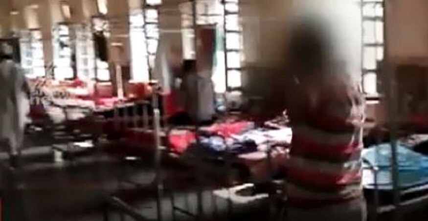 হাসপাতালে ভর্তি থাকা করোনা ভাইরাস রোগী যাঁর কোয়ারেন্টাইনে থাকার কথা তিনি বিন্দাস হাসপাতালের করিডরে নেচে বেড়াচ্ছেন ৷ হাসপাতালে ভর্তি থাকা করোনা ভাইরাস রোগী যাঁর কোয়ারেন্টাইনে থাকার কথা তিনি বিন্দাস হাসপাতালের করিডরে নেচে বেড়াচ্ছেন ৷