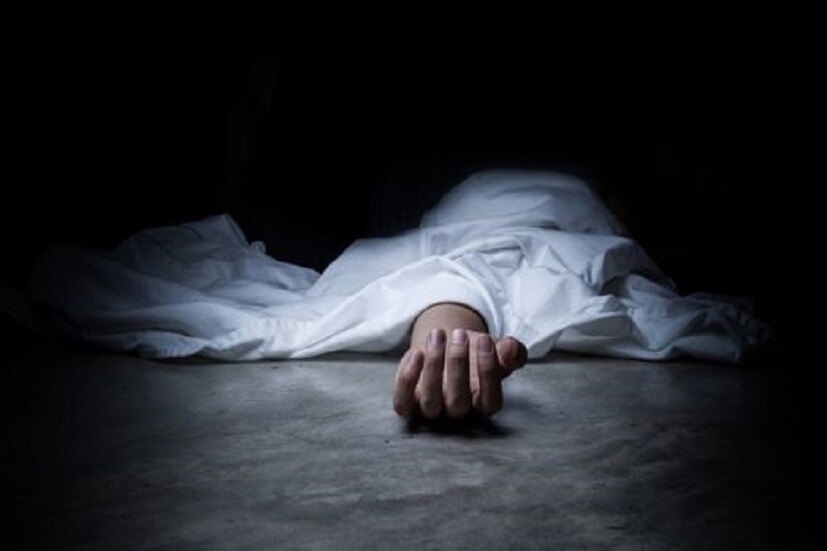 ▪️রাস্তায় পড়ে রইল এক বৃদ্ধের দেহ৷ আশঙ্কা তিনি মারা গিয়েছেন করোনা সংক্রমিত হয়ে৷ ঘটনা হায়দরাবাদের স্থানীয় কিং কোঠির৷ কারণ মৃতদেহের জামার পকেট থেকে মিলল করোনা পরীক্ষার স্লিপ৷