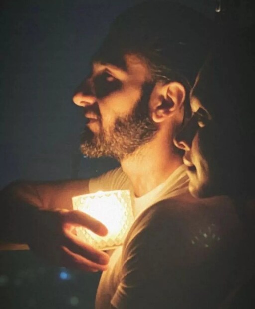 মোমবাতি হাতে রণবীর কাপুর ও দীপিকা পাড়ুকোন 