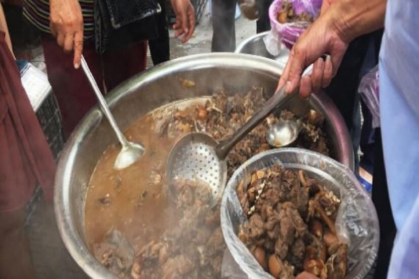 ▪️যদিও দাবি করা হচ্ছে যে চিনে কুকুরে মাংসের প্রতি মানুষের লোভ কমেছিল এবং জনপ্রিয়তা হারিয়েছিল এই মাংস৷ আগেই সেচুয়ান প্রদেশে তা বন্ধ করা হয়েছিল৷ তবু জানা গিয়েছে যে গুয়াঝির উইলিনে প্রতিবছর জুন মাসে কুকুরে মাসের উৎসব চলত৷ তবে আপাতত নতুন নির্দেশের পর সেসব দিন অতীতের পথে৷ 