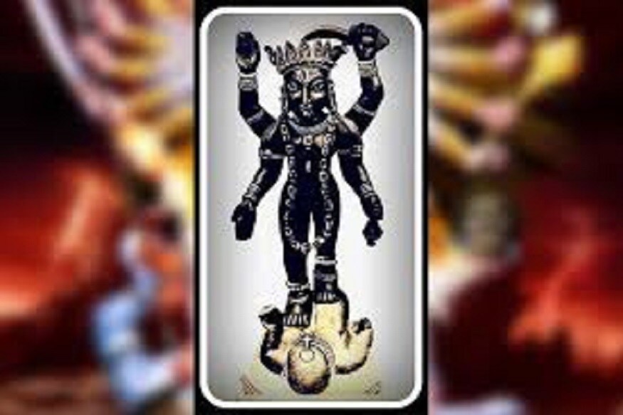 কুরুক্ষেত্রের যুদ্ধে যখন অর্জুন ভেঙে পড়েছিলেন ৷ ঠিক তখনই ভগবান শ্রীকৃষ্ণ তাঁর বিশ্বরূপ দেখিয়ে বলেছিলেন সবই মায়া ৷ কুরুক্ষেত্রের যুদ্ধে যখন অর্জুন ভেঙে পড়েছিলেন ৷ ঠিক তখনই ভগবান শ্রীকৃষ্ণ তাঁর বিশ্বরূপ দেখিয়ে বলেছিলেন সবই মায়া ৷