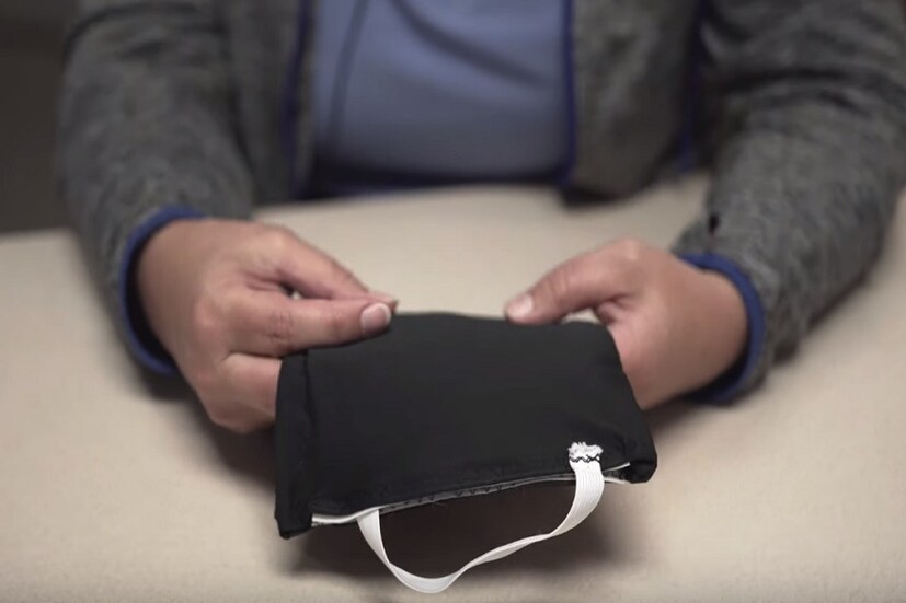  পরিষ্কার সুতির কাপড় এবং রবার ব্যান্ড দিয়ে দু’টি ফেস কভার তৈরি করতে হবে ৷ একটি ব্যবহার করার সময় অন্যটি সাবান দিয়ে পরিষ্কার করতে হবে ৷ পরিষ্কার কাপড় দিয়ে তৈরি হতে হবে ৷ এমনভাবে তৈরি হবে, যাতে নাক ও মুখ পুরো ঢাকা যায় ৷ একজনের ফেস কভার অন্যজন ব্যবহার করবেন না ৷ Representational Image