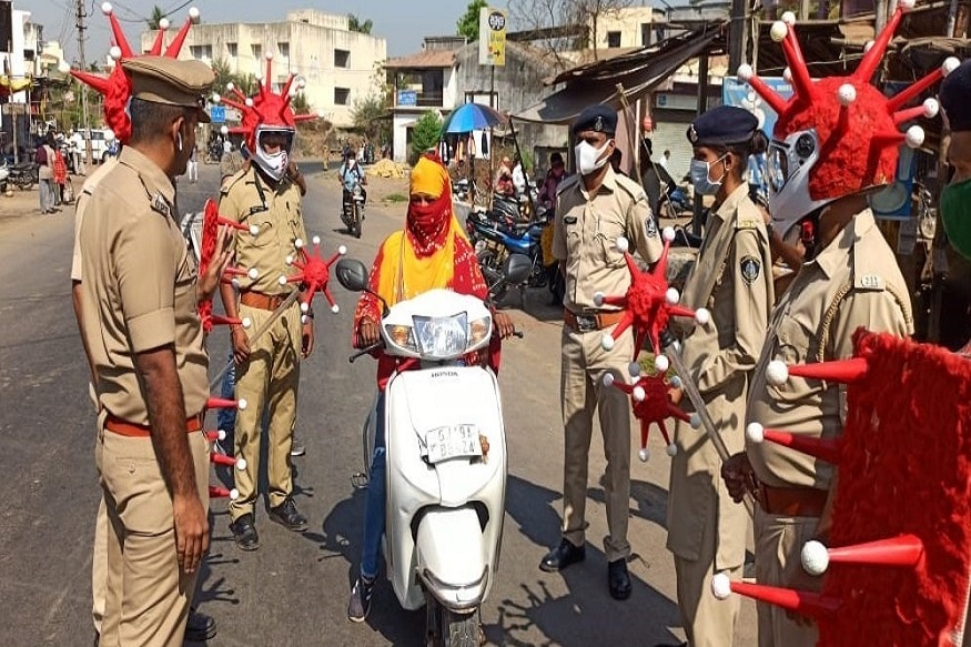 বাড়িতে থাকলেই করোনা ভাইরাস রোখা যাবে৷ এই কথাটা বোঝাতে করোনা ভাইরাস সেজেই রাস্তায় নামল পুলিশ৷ এক পুলিশকর্মীর কথায়, 'মানুষকে ঘরে থাকার জন্য সচেতন করতেই আমরা এইপন্থা নিয়েছি৷ পরিস্থিতি সম্পর্কে বোঝাতে আমরাই করোনা ভাইরাস সাজছি৷' বাড়িতে থাকলেই করোনা ভাইরাস রোখা যাবে৷ এই কথাটা বোঝাতে করোনা ভাইরাস সেজেই রাস্তায় নামল পুলিশ৷ এক পুলিশকর্মীর কথায়, 'মানুষকে ঘরে থাকার জন্য সচেতন করতেই আমরা এইপন্থা নিয়েছি৷ পরিস্থিতি সম্পর্কে বোঝাতে আমরাই করোনা ভাইরাস সাজছি৷'