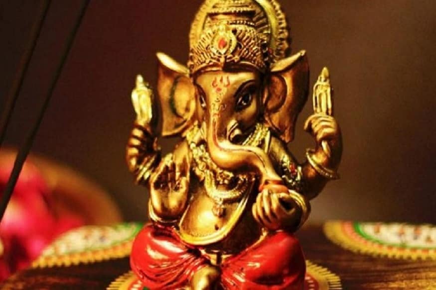 ব্যবসায়ীরা বাড়িতেই হালখাতার রীতি পালন করতে পারেন৷ নতুন খাতায় লাল কালি দিয়ে স্বস্তিক চিহ্নআঁকতে হবে৷ তার নীচে তিনটি বা পাঁচটি কয়েনের ছাপ দিয়ে লাল কালিতে গণপতায় নমোঃ লিখে নিন৷ PHOTO- FILE ব্যবসায়ীরা বাড়িতেই হালখাতার রীতি পালন করতে পারেন৷ নতুন খাতায় লাল কালি দিয়ে স্বস্তিক চিহ্নআঁকতে হবে৷ তার নীচে তিনটি বা পাঁচটি কয়েনের ছাপ দিয়ে লাল কালিতে গণপতায় নমোঃ লিখে নিন৷ PHOTO- FILE