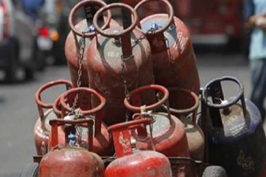 IOC-র ওয়েবসাইটে দেওয়া তথ্য অনুযায়ী, দিল্লিতে ১৪.২ কিলোগ্রাম ভুতুর্কিহীন গ্যাস সিলিন্ডারের দাম ৮০৫.৫০ টাকা থেকে কমে ৭৪৪ টাকা হয়ে গিয়েছে ৷ IOC-র ওয়েবসাইটে দেওয়া তথ্য অনুযায়ী, দিল্লিতে ১৪.২ কিলোগ্রাম ভুতুর্কিহীন গ্যাস সিলিন্ডারের দাম ৮০৫.৫০ টাকা থেকে কমে ৭৪৪ টাকা হয়ে গিয়েছে ৷