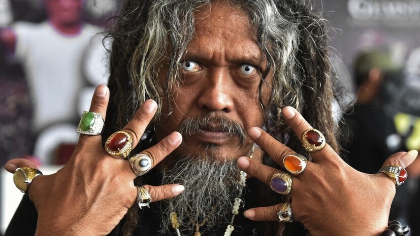  চিকিৎসকদের মতে, এইসময় হাতে আংটি থেকে শুরু করে বাকি যে কোনও জুয়েলারি, এমনকী ঘড়িও না পরাই ভাল ৷ কারণ করোনার জীবাণু আংটির বিভিন্ন ধাতু, রত্ন, মণিমাণিক্যে কতটা সময় পর্যন্ত বেঁচে থাকতে পারে, সে ব্যাপারে সর্বজনগ্রাহ্য গবেষণার জন্য পর্যাপ্ত সময় পাওয়া যায়নি, এ কথা ঠিক। কিন্তু সাধারণ অভিজ্ঞতা থেকেই বলা যায়, ধাতব আংটিতে যথেষ্ট পরিমাণে জমে থাকে ধুলো ও বিভিন্ন ধরনের জীবাণু। তাই ভাবছেন হ্যান্ড স্যানিটাইজারে ধুলেই হাত খুব পরিষ্কার থাকছে ? আদতে কিন্তু তা নয় ৷ আপনার হাতের আংটিগুলিই ডেকে আনতে পারে বিপদ ৷ Representational Image