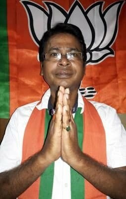 'করোনা আতঙ্কে সময় পরিষ্কার স্নানের বার্তা দিতেই শ্যাম্পু বিতরণ,' বলছেন রতন পোদ্দার। তাঁর কথায়, 'করোনা আতঙ্কে সময় পরিষ্কার স্নানের বার্তা দিতেই শ্যাম্পু বিতরণ,' বলছেন রতন পোদ্দার। তাঁর কথায়,