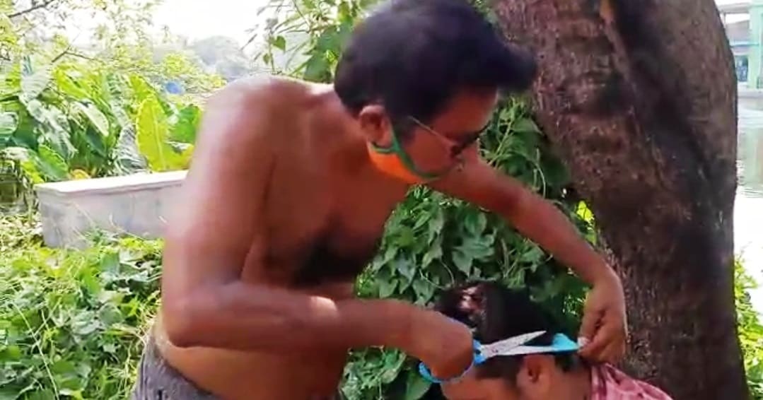 করোনা যুদ্ধের সেনানি হয়ে রোজ বিনামূল্যে চুল, দাড়ি কেটে চলেছেন তিনি। ঘরবন্দী মানুষ সেবা নিচ্ছেন রতন পোদ্দারের। চুল ছেঁটে ও দাড়ি কেটে। বিনিময়ে রতন বাবু কি নিচ্ছেন? কিছুই না, উল্টে প্রত্যেকের হাতে তুলে দিচ্ছেন শ্যাম্পু পাতা।তথ্য ও ছবি অর্ণব হাজরা করোনা যুদ্ধের সেনানি হয়ে রোজ বিনামূল্যে চুল, দাড়ি কেটে চলেছেন তিনি। ঘরবন্দী মানুষ সেবা নিচ্ছেন রতন পোদ্দারের। চুল ছেঁটে ও দাড়ি কেটে। বিনিময়ে রতন বাবু কি নিচ্ছেন? কিছুই না, উল্টে প্রত্যেকের হাতে তুলে দিচ্ছেন শ্যাম্পু পাতা।তথ্য ও ছবি অর্ণব হাজরা