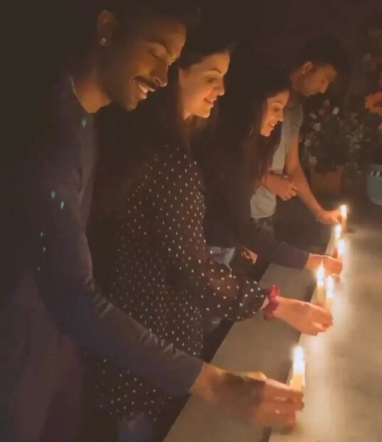 পরিবারের সকলকে নিয়ে বারান্দায় মোমবাতি জালালেন হার্দিক 