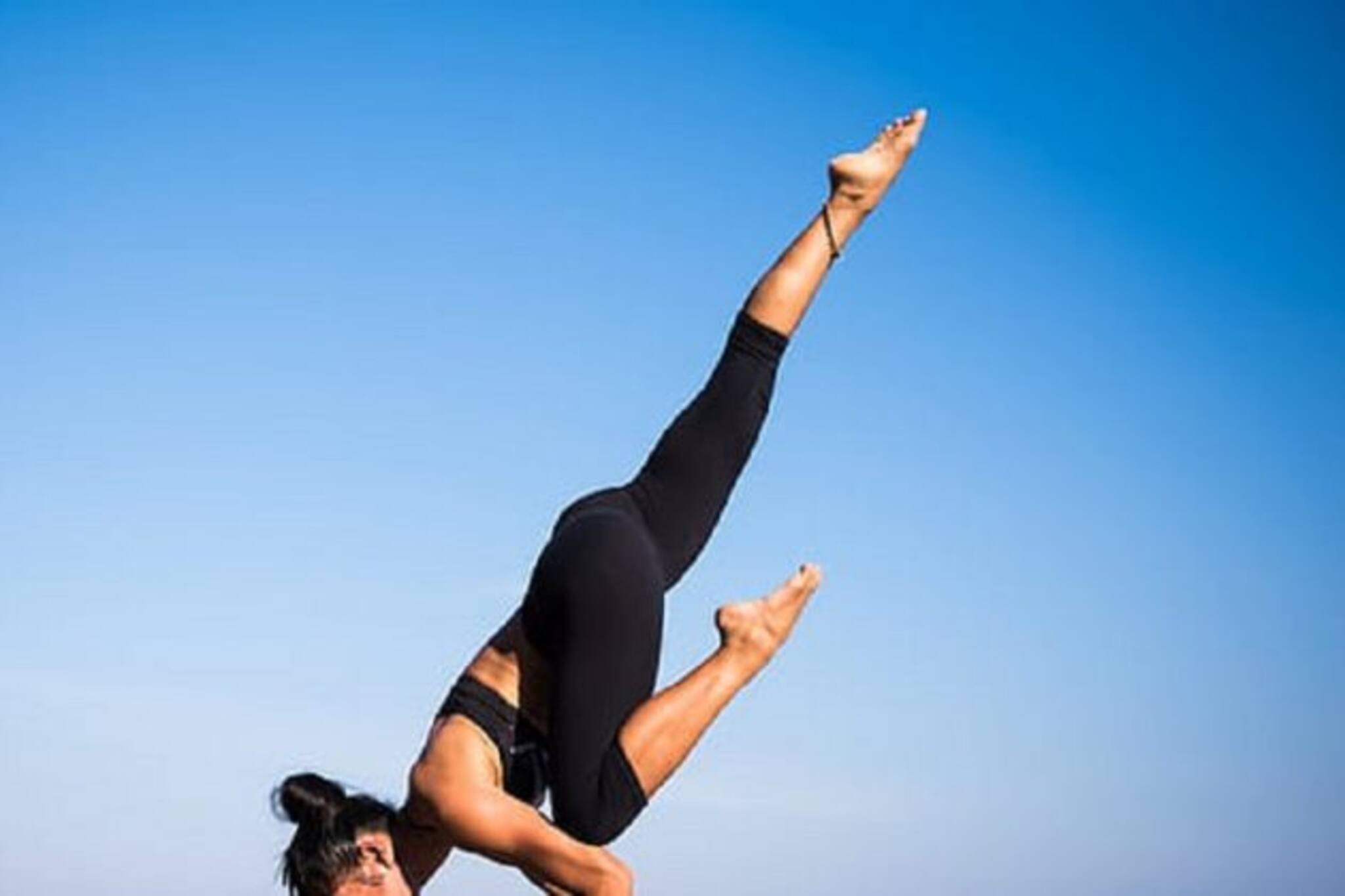 শীর্ষাসন চ্যালেঞ্জ করে প্যান্ট খুলে ফেললেন এই মহিলা সেলেব্রিটি, দেখুন ভাইরাল ভিডিও