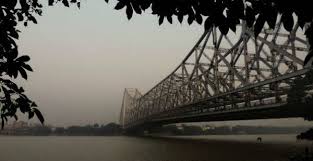 নতুন করে পশ্চিমী ঝঞ্ঝা ঢুকছে শুক্রবার। সিকিম সংলগ্ন উত্তরবঙ্গ থেকে ওড়িশা পর্যন্ত নিম্নচাপ অক্ষরেখা। গাঙ্গেয় পশ্চিমবঙ্গের উপর দিয়ে গিয়েছে এই নিম্নচাপ অক্ষরেখা। এর প্রভাবেই সপ্তাহের মাঝে ঝড় বৃষ্টির সম্ভাবনা।কলকাতায় আজ মূলত পরিষ্কার আকাশ। দিন ও রাতের তাপমাত্রা স্বাভাবিকের ওপরে। আজ, সোমবার সকালে কলকাতার সর্বনিম্ন তাপমাত্রা ছিল ২৬.৪ ডিগ্রি সেলসিয়াস যা স্বাভাবিকের থেকে ১ ডিগ্রি বেশি। Representational Image নতুন করে পশ্চিমী ঝঞ্ঝা ঢুকছে শুক্রবার। সিকিম সংলগ্ন উত্তরবঙ্গ থেকে ওড়িশা পর্যন্ত নিম্নচাপ অক্ষরেখা। গাঙ্গেয় পশ্চিমবঙ্গের উপর দিয়ে গিয়েছে এই নিম্নচাপ অক্ষরেখা। এর প্রভাবেই সপ্তাহের মাঝে ঝড় বৃষ্টির সম্ভাবনা।কলকাতায় আজ মূলত পরিষ্কার আকাশ। দিন ও রাতের তাপমাত্রা স্বাভাবিকের ওপরে। আজ, সোমবার সকালে কলকাতার সর্বনিম্ন তাপমাত্রা ছিল ২৬.৪ ডিগ্রি সেলসিয়াস যা স্বাভাবিকের থেকে ১ ডিগ্রি বেশি। Representational Image