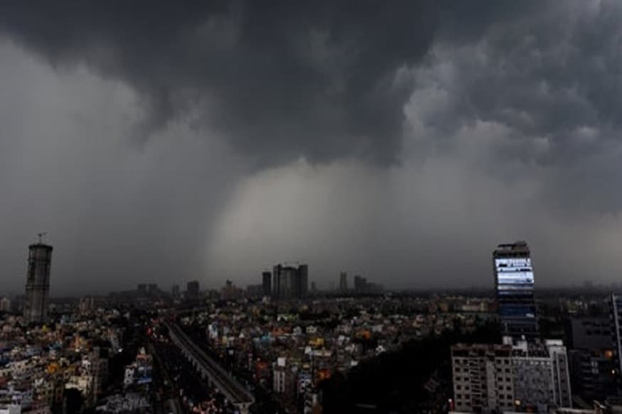 গতকাল, রবিবার বিকেলে কলকাতার সর্বোচ্চ তাপমাত্রা ছিল ৩৬.১ ডিগ্রি সেলসিয়াস যা স্বাভাবিকের তুলনায় এক ডিগ্রি উপরে। বাতাসে আপেক্ষিক আর্দ্রতার পরিমাণ ২৬ থেকে ৯৪ শতাংশ । গত ২৪ ঘণ্টায় বৃষ্টি হয়নি।আজ, সোমবার বিকেলের দিকে পূর্ব ও পশ্চিম মেদিনীপুর, দুই ২৪ পরগনা, হাওড়া এবং নদিয়া জেলায় বজ্রবিদ্যুৎ-সহ হালকা বৃষ্টির সম্ভাবনা। আগামিকাল মঙ্গলবার মূলত পরিষ্কার আকাশ, ঝড় বৃষ্টির সম্ভাবনা কম।Representational Image গতকাল, রবিবার বিকেলে কলকাতার সর্বোচ্চ তাপমাত্রা ছিল ৩৬.১ ডিগ্রি সেলসিয়াস যা স্বাভাবিকের তুলনায় এক ডিগ্রি উপরে। বাতাসে আপেক্ষিক আর্দ্রতার পরিমাণ ২৬ থেকে ৯৪ শতাংশ । গত ২৪ ঘণ্টায় বৃষ্টি হয়নি।আজ, সোমবার বিকেলের দিকে পূর্ব ও পশ্চিম মেদিনীপুর, দুই ২৪ পরগনা, হাওড়া এবং নদিয়া জেলায় বজ্রবিদ্যুৎ-সহ হালকা বৃষ্টির সম্ভাবনা। আগামিকাল মঙ্গলবার মূলত পরিষ্কার আকাশ, ঝড় বৃষ্টির সম্ভাবনা কম।Representational Image