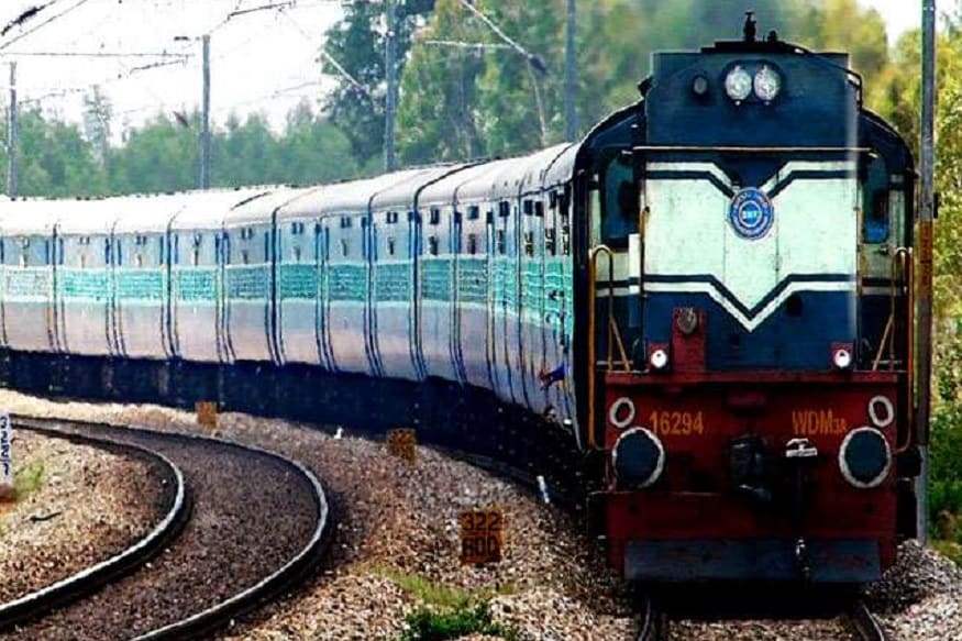 করোনা ভাইরাস সংক্রমণ আটকাতে দেশে ২১ দিনের লকডাউনের ঘোষণা করেছিলেন প্রধানমন্ত্রী নরেন্দ্র মোদি ৷ সেই অনুযায়ী ১৪ এপ্রিল অথার্ৎ আগামিকাল পর্যন্ত লকডাউন থাকার কথা ছিল ৷ এই হিসেবে অনেকেই যারা দেশের নানা জায়গায় আটকে রয়েছেন তারা ১৫ এপ্রিল থেকে ট্রেনের টিকিট বুক করে ফেলেছিলেন ৷ কিন্তু দেশের পরিস্থিতি দেখে লকডাউনের সময়সীমা বাড়ানোর সিদ্ধান্ত নেওয়া হতে পারে৷ আপাতত ৩০ এপ্রিল পর্যন্ত লকডাউন থাকতে পারে এমনই ইঙ্গিত পাওয়া গিয়েছে৷ ১৫ এপ্রিল থেকে যারা টিকিট কেটেছেন তাদের কী হবে সেই বিষয়ে শীঘ্রই সিদ্ধান্ত নিতে চলেছে ভারতীয় রেল ৷ করোনা ভাইরাস সংক্রমণ আটকাতে দেশে ২১ দিনের লকডাউনের ঘোষণা করেছিলেন প্রধানমন্ত্রী নরেন্দ্র মোদি ৷ সেই অনুযায়ী ১৪ এপ্রিল অথার্ৎ আগামিকাল পর্যন্ত লকডাউন থাকার কথা ছিল ৷ এই হিসেবে অনেকেই যারা দেশের নানা জায়গায় আটকে রয়েছেন তারা ১৫ এপ্রিল থেকে ট্রেনের টিকিট বুক করে ফেলেছিলেন ৷ কিন্তু দেশের পরিস্থিতি দেখে লকডাউনের সময়সীমা বাড়ানোর সিদ্ধান্ত নেওয়া হতে পারে৷ আপাতত ৩০ এপ্রিল পর্যন্ত লকডাউন থাকতে পারে এমনই ইঙ্গিত পাওয়া গিয়েছে৷ ১৫ এপ্রিল থেকে যারা টিকিট কেটেছেন তাদের কী হবে সেই বিষয়ে শীঘ্রই সিদ্ধান্ত নিতে চলেছে ভারতীয় রেল ৷