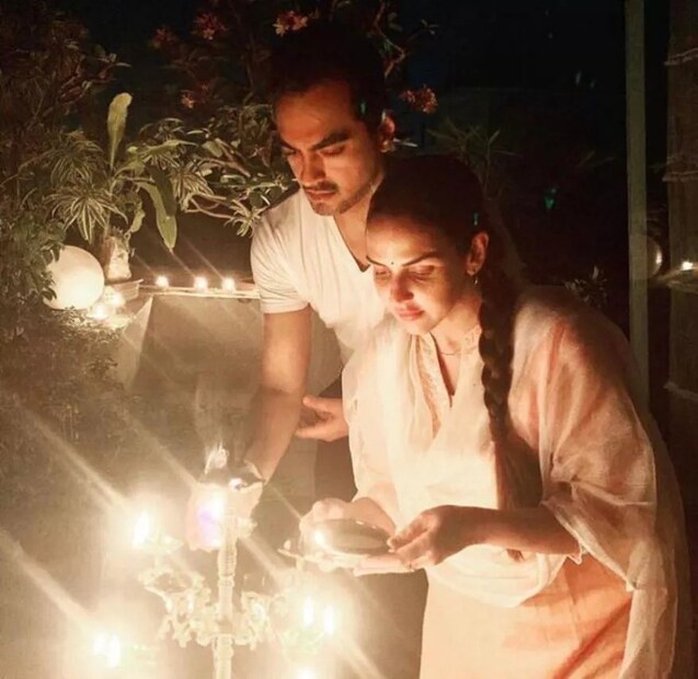স্বামীকে সঙ্গে নিয়ে মোমবাতি জালালেন এশা দেওল