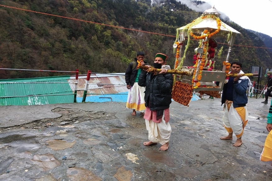 আজ অর্থাত্ মঙ্গলবার বার্ষিক পঞ্চমুখী ডোলি যাত্রা হল৷ প্রবল বরফে চাদরে ঢেকে গিয়েছে কেদারনাথ৷ পঞ্চমুখী বিগ্রহ ঘটা করে কেদারনাথে প্রতি বছর মন্দিরে বসানো হয়৷ ১ হাজার ভক্ত পালকিতে করে সেই বিগ্রহ নিয়ে যান প্রতিবছর৷ Image Credit: News18 আজ অর্থাত্ মঙ্গলবার বার্ষিক পঞ্চমুখী ডোলি যাত্রা হল৷ প্রবল বরফে চাদরে ঢেকে গিয়েছে কেদারনাথ৷ পঞ্চমুখী বিগ্রহ ঘটা করে কেদারনাথে প্রতি বছর মন্দিরে বসানো হয়৷ ১ হাজার ভক্ত পালকিতে করে সেই বিগ্রহ নিয়ে যান প্রতিবছর৷ Image Credit: News18