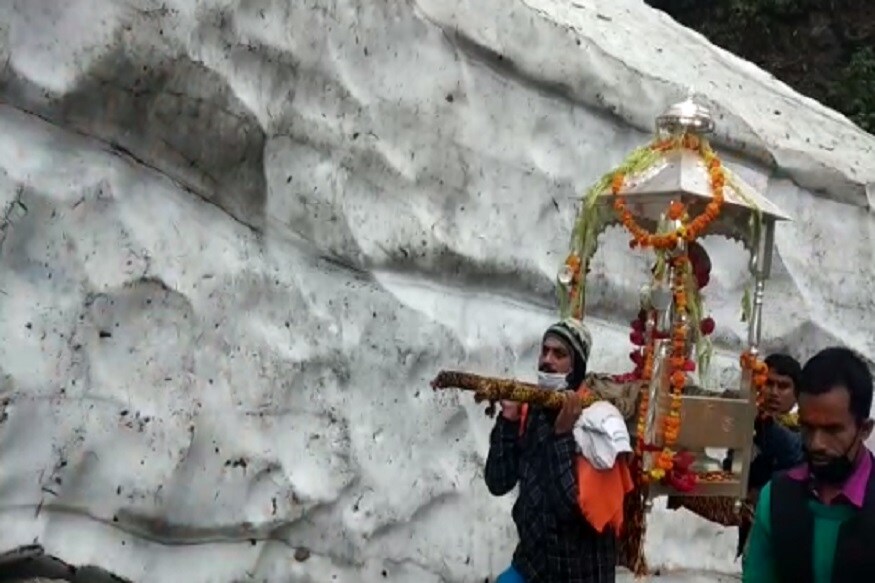 চার ধাম যাত্রা শুরু হয়েছে শনিবার৷ উত্তরাখণ্ডের ৪ ধামের মধ্যে গাড়োয়াল হিমালয়ে গঙ্গোত্রী, যুমনাত্রী৷ রবিবার বাবা কেদার (ভগবান শিব)-এর পালকি নিয়ে রবিবার ৫ ভক্ত রওনা হন ওমকারেশ্বর মন্দির থেকে কেদারনাথের উদ্দেশে৷ Image Credit: News18 চার ধাম যাত্রা শুরু হয়েছে শনিবার৷ উত্তরাখণ্ডের ৪ ধামের মধ্যে গাড়োয়াল হিমালয়ে গঙ্গোত্রী, যুমনাত্রী৷ রবিবার বাবা কেদার (ভগবান শিব)-এর পালকি নিয়ে রবিবার ৫ ভক্ত রওনা হন ওমকারেশ্বর মন্দির থেকে কেদারনাথের উদ্দেশে৷ Image Credit: News18