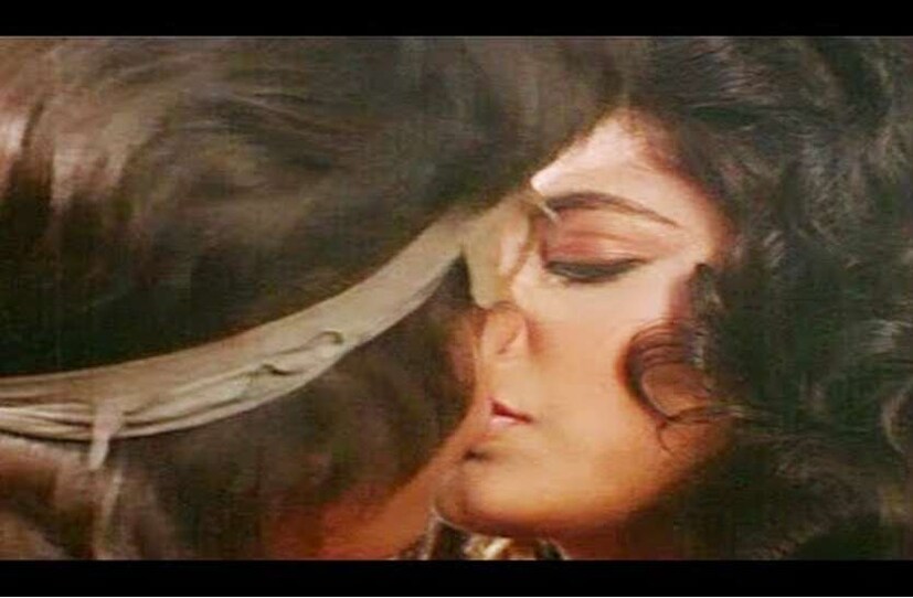  হ্যাঁ, সেই জুম্মা চুম্মার কিম কাতকর এখন বলিউড থেকে অনেক দূরে গিয়ে সুখে সংসার করে চলেছেন ৷ 