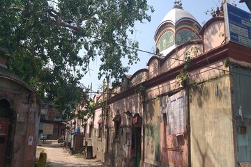 এ কেমন নববর্ষের সকাল! ফাঁকা কালীঘাট মন্দির, দূর থেকে দূর থেকেই প্রার্থনা ভক্তদের