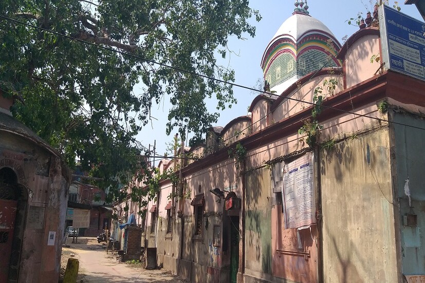 এরকম ছবি হয়তো আজ পর্যন্ত কেউ দেখেননি। স্থানীয় বাসিন্দারা কেউই মনে করতে পারলেন না এরকম দৃশ্য। বাংলা নববর্ষের সকালে কালীঘাট মন্দির চত্বর। শুনশান প্রায় জনমানব শূন্য। বন্ধ মন্দির। তথ্য ও ছবি- Eeron Roy Burman এরকম ছবি হয়তো আজ পর্যন্ত কেউ দেখেননি। স্থানীয় বাসিন্দারা কেউই মনে করতে পারলেন না এরকম দৃশ্য। বাংলা নববর্ষের সকালে কালীঘাট মন্দির চত্বর। শুনশান প্রায় জনমানব শূন্য। বন্ধ মন্দির। তথ্য ও ছবি- Eeron Roy Burman