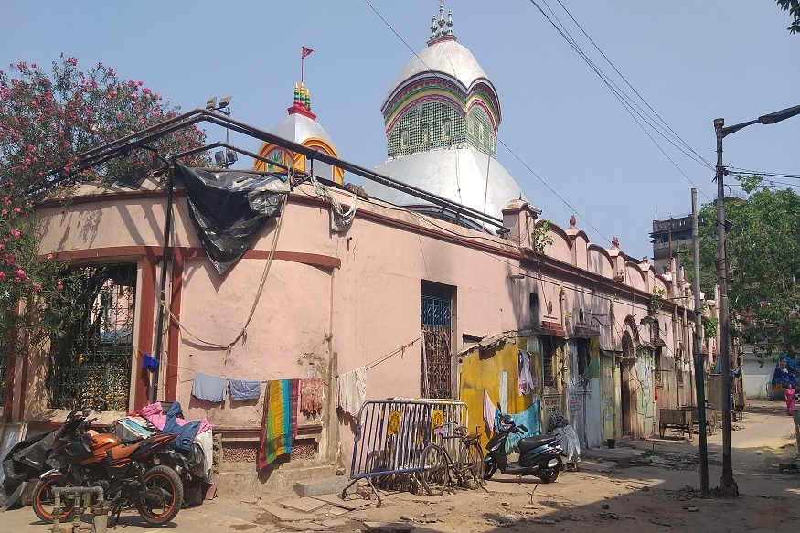 নববর্ষ মানেই কালীঘাট মন্দিরে উপচে পড়া ভিড়। লক্ষ্মী, গণেশ নিয়ে দীর্ঘ লাইন। লাল সালুতে জড়ানো হালখাতা নিয়ে দীর্ঘ লাইনে দাঁড়িয়ে ব্যবসায়ী থেকে সাধারণ মানুষ। ভিড় সামলাতে হিমশিম খাওয়ার জোগাড় প্রশাসনের। নববর্ষ মানেই কালীঘাট মন্দিরে উপচে পড়া ভিড়। লক্ষ্মী, গণেশ নিয়ে দীর্ঘ লাইন। লাল সালুতে জড়ানো হালখাতা নিয়ে দীর্ঘ লাইনে দাঁড়িয়ে ব্যবসায়ী থেকে সাধারণ মানুষ। ভিড় সামলাতে হিমশিম খাওয়ার জোগাড় প্রশাসনের।