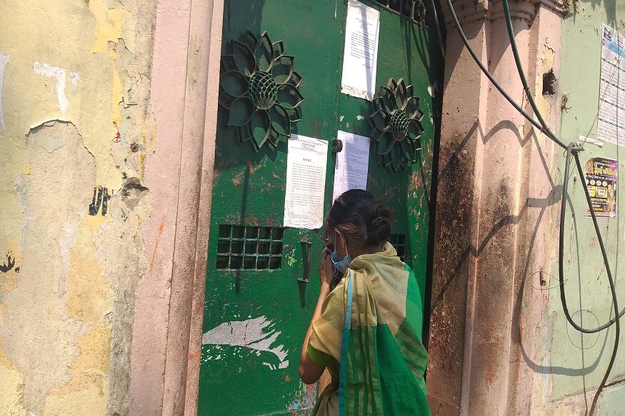মন্দির বন্ধ থাকায় দূর থেকেই নমস্কার করে ফিরে যাচ্ছেন। রাস্তায় কোনও পুরোহিতকে দিয়ে উৎসর্গ করে নিচ্ছেন পুজোটা। হালখাতায় সিঁদুরের ফোটা দেওয়ার লোক নেই। হালখাতা হাতে নিয়ে দূর থেকেই ঠাকুরকে নিবেদন করছেন পুণ্যার্থী। যারা নমস্কার করতে আসছেন তারাও দূর থেকেই হাতজোড় করে নমস্কার সারছেন। মন্দিরের কাছে যেতে মানা রয়েছে পুলিশের। তথ্য ও ছবি- Eeron Roy Burman মন্দির বন্ধ থাকায় দূর থেকেই নমস্কার করে ফিরে যাচ্ছেন। রাস্তায় কোনও পুরোহিতকে দিয়ে উৎসর্গ করে নিচ্ছেন পুজোটা। হালখাতায় সিঁদুরের ফোটা দেওয়ার লোক নেই। হালখাতা হাতে নিয়ে দূর থেকেই ঠাকুরকে নিবেদন করছেন পুণ্যার্থী। যারা নমস্কার করতে আসছেন তারাও দূর থেকেই হাতজোড় করে নমস্কার সারছেন। মন্দিরের কাছে যেতে মানা রয়েছে পুলিশের। তথ্য ও ছবি- Eeron Roy Burman