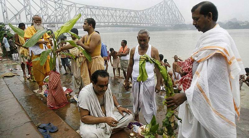*আগরপাড়ার বাসিন্দা প্রশান্ত চৌধুরী পেশায় পুরোহিত। এবারে তিন বাড়িতে অন্নপূর্ণা পুজ করার কথা ছিল তাঁর। কিন্তু লক ডাউনের জেরে পুজো করেননি পরিবারের সদস্যরা। ফলে, অন্যান্যবার অনেকগুলো টাকা পকেটে এই সময় পেলেও এবারে সমস্যায় পড়েছেন। পাশাপাশি, পয়লা বৈশাখেও পুজ করে হাজার কয়েক টাকা ঘরে আসে। এবারে সেটাও হবে না। প্রবর্তিতে কালীপূজো বা দুর্গাপুজোয় যাতে এই সমস্যা কেটে যায়, সেই আশায় দিন গুনছেন। *আগরপাড়ার বাসিন্দা প্রশান্ত চৌধুরী পেশায় পুরোহিত। এবারে তিন বাড়িতে অন্নপূর্ণা পুজ করার কথা ছিল তাঁর। কিন্তু লক ডাউনের জেরে পুজো করেননি পরিবারের সদস্যরা। ফলে, অন্যান্যবার অনেকগুলো টাকা পকেটে এই সময় পেলেও এবারে সমস্যায় পড়েছেন। পাশাপাশি, পয়লা বৈশাখেও পুজ করে হাজার কয়েক টাকা ঘরে আসে। এবারে সেটাও হবে না। প্রবর্তিতে কালীপূজো বা দুর্গাপুজোয় যাতে এই সমস্যা কেটে যায়, সেই আশায় দিন গুনছেন।