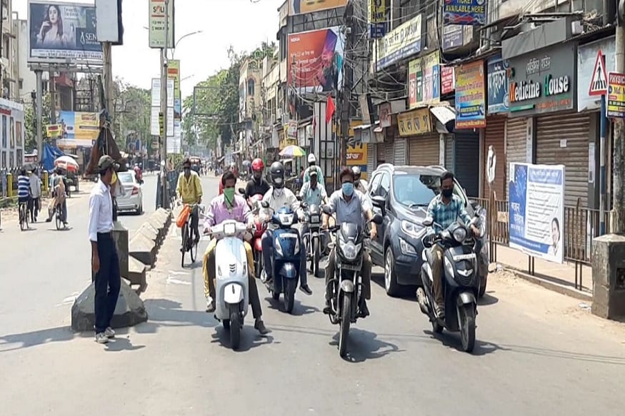 এর পাশাপাশি সরকারি অফিসগুলিতে পঞ্চাশ শতাংশ কর্মীদের এনে কাজ করিয়ে পরিস্থিতি ধীরে ধীরে স্বাভাবিক করার চেষ্টা হতে পারে৷PHOTO- FILE এর পাশাপাশি সরকারি অফিসগুলিতে পঞ্চাশ শতাংশ কর্মীদের এনে কাজ করিয়ে পরিস্থিতি ধীরে ধীরে স্বাভাবিক করার চেষ্টা হতে পারে৷PHOTO- FILE