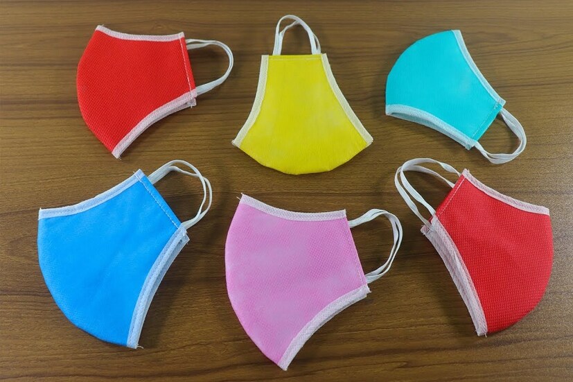 বাড়িতে কী ভাবে বানাবেন ভালো মাস্ক? চিকিত্‍সক শাওন নাসেরি জানাচ্ছেন, বাড়িতে মাস্ক বানালে, আউটার লেয়ার সিল্কি, মিডল লেয়ার একটু মোটা রাখতে হবে৷ নাইলন বা তুলো দিয়ে টাইট করে বুনে ফেলুন৷ তারপর খানিকটা তুলো ভিতরে ভরে দিতে পারেন৷ প্রথমে একটু বড় সাইজে সুতির কাপড় দুটো নিন, মুখ ও নাক ঢাকার মতো৷ একটু শক্ত হয় যেন৷ 