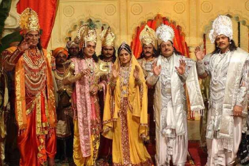 মহাকাব্য মহাভারতের নির্মাতা বলদেব চোপড়া অর্থাৎ বিআর চোপড়া ৷ ১৯১৪ সালের ২২ এপ্রিল হয়েছিল ৷ ৪১ বছর বয়সে তাঁর প্রযোজনা কারী সংস্থা বিআর ফিল্মসের নির্মাণ করেছিলেন ৷ ১৯৮৫ সালে ভারতীয় টেলিভিশনের দর্শকদর জন্য মহাভারতের নির্মাণ করেছিলেন ৷ ১৯৮৮ সালের অক্টোবর থেকে দূরদর্শনে সম্প্রচার ১৯৯০ সালের জুন পর্যন্ত সম্প্রচারিত হয়েছিল জনপ্রিয় মহাভারত ৷ ৯৪টি পর্বের মহাভারতের পুনঃপ্রচার হচ্ছে দূরদর্শনে ৷ লকডাউনে বিআর চোপড়ার এক কালজয়ী সৃষ্টি প্রতিটি মানুষের বিনোদনের মাত্রাকে বেশ কয়েকগুণ বাড়িয়েছে ৷ ছবি সংগৃহীত ৷ মহাকাব্য মহাভারতের নির্মাতা বলদেব চোপড়া অর্থাৎ বিআর চোপড়া ৷ ১৯১৪ সালের ২২ এপ্রিল হয়েছিল ৷ ৪১ বছর বয়সে তাঁর প্রযোজনা কারী সংস্থা বিআর ফিল্মসের নির্মাণ করেছিলেন ৷ ১৯৮৫ সালে ভারতীয় টেলিভিশনের দর্শকদর জন্য মহাভারতের নির্মাণ করেছিলেন ৷ ১৯৮৮ সালের অক্টোবর থেকে দূরদর্শনে সম্প্রচার ১৯৯০ সালের জুন পর্যন্ত সম্প্রচারিত হয়েছিল জনপ্রিয় মহাভারত ৷ ৯৪টি পর্বের মহাভারতের পুনঃপ্রচার হচ্ছে দূরদর্শনে ৷ লকডাউনে বিআর চোপড়ার এক কালজয়ী সৃষ্টি প্রতিটি মানুষের বিনোদনের মাত্রাকে বেশ কয়েকগুণ বাড়িয়েছে ৷ ছবি সংগৃহীত ৷