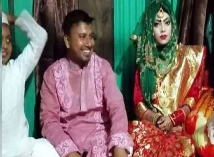 শুধু জরিমানা দিয়েই নিস্তার পাননি লকডাউন ভাঙা সরকারি আধিকারিক ৷ বৃহস্পতিবার তাঁকে চাকরি থেকে সাময়িকভাবে বরখাস্ত করা হয় ৷ প্রতিবেশীরাও খুবই বিরক্ত তার এভাবে বিয়ে করতে যাওয়ায় , এরপর কী হয় সেটাই এখন দেখার ৷ Photo- Collected 