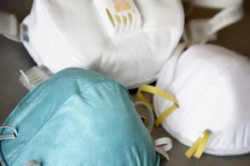 করোনা ভাইরাস রুখতে সুস্থ ও অসুস্থ প্রত্যেক মানুষেরই মাস্ক পরা বাধ্যতামূলক বলে চলছে প্রচার ৷ কিন্তু চাহিদা অনুযায়ী মাস্কের যোগান কোথায়? কিন্তু তাতেও চিন্তার কিছু নেই ৷ গবেষক থেকে চিকিৎসক, সকলেই বলছেন নিজের মাস্ক আপনি নিজেই ঘরে থাকা উপকরণ দিয়ে বানিয়ে নিতে পারেন, এবং সেই মাস্ক কোনও অংশে কম উপকারি নয় ৷ বরং উল্টে কোনও কোনও ক্ষেত্রে বিশেষ লাভজনকও৷ করোনা ভাইরাস রুখতে সুস্থ ও অসুস্থ প্রত্যেক মানুষেরই মাস্ক পরা বাধ্যতামূলক বলে চলছে প্রচার ৷ কিন্তু চাহিদা অনুযায়ী মাস্কের যোগান কোথায়? কিন্তু তাতেও চিন্তার কিছু নেই ৷ গবেষক থেকে চিকিৎসক, সকলেই বলছেন নিজের মাস্ক আপনি নিজেই ঘরে থাকা উপকরণ দিয়ে বানিয়ে নিতে পারেন, এবং সেই মাস্ক কোনও অংশে কম উপকারি নয় ৷ বরং উল্টে কোনও কোনও ক্ষেত্রে বিশেষ লাভজনকও৷