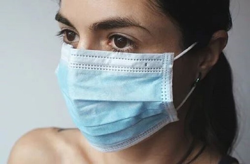 প্রাথমিক ভাবে চিকিৎসকরা জানিয়েছিলেন যাঁরা করোনা আক্রান্ত তাঁদের মুখ মাস্কে ঢাকলেই চলবে , কিন্তু অতিমারীর দাপট এতটাই মারাত্মক হয়েছে যে এখন নিজেকে বাঁচাতে চিকিৎসকরা সকলকেই মাস্কে নাক-মুখ ঢাকার পরামর্শ দিয়েছেন ৷ পাশাপাশি রাস্তায় বেরোলে মাস্ক যেন কখনই না সরানো হয় এটাও ভীষণ সতর্কতার সঙ্গে মানতে হবে ৷Photo- Representive