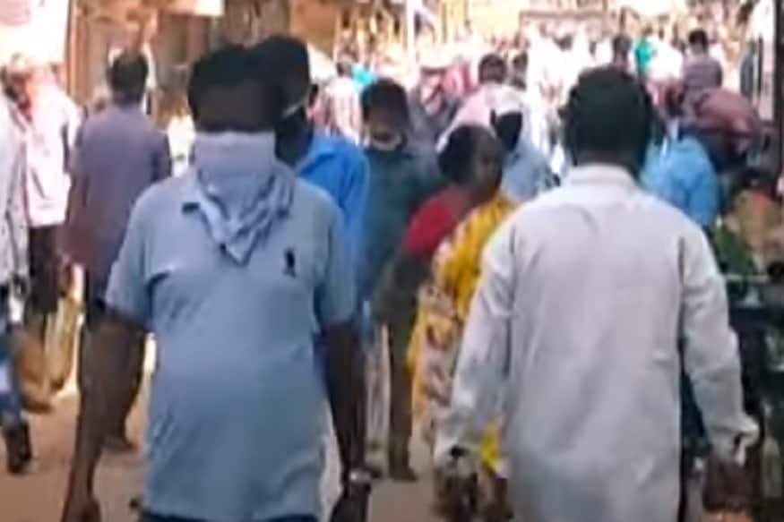 উত্তর কলকাতার বিভিন্ন এলাকায় নিউজ18 বাংলাকে দেখে মুখ ঢাকার চেষ্টা করলেন বেশিরভাগ মানুষ। দেখা যাচ্ছে গড়ে ১০ জন মানুষের মধ্যে তিন জন মাস্ক পড়েছেন না। একই ছবি সব জায়গায়। মানিকতলা হোক কিংবা উল্টোডাঙা। গাড়ি চালক থেকে সাফাই কর্মী, কিংবা আম আদমি। কারও মুখেই মাস্কের বালাই নেই। যেখানে সেখানে থুতু ফেলে চলে যাচ্ছেন পথ চলতি মানুষ। কারও মাস্ক ঝুলছে কানে। কারও আবার পকেট। কারও যুক্তি ধূমপানের জন্য মাস্ক খুলেছেন। তথ্য-ইরন রায় বর্মন উত্তর কলকাতার বিভিন্ন এলাকায় নিউজ18 বাংলাকে দেখে মুখ ঢাকার চেষ্টা করলেন বেশিরভাগ মানুষ। দেখা যাচ্ছে গড়ে ১০ জন মানুষের মধ্যে তিন জন মাস্ক পড়েছেন না। একই ছবি সব জায়গায়। মানিকতলা হোক কিংবা উল্টোডাঙা। গাড়ি চালক থেকে সাফাই কর্মী, কিংবা আম আদমি। কারও মুখেই মাস্কের বালাই নেই। যেখানে সেখানে থুতু ফেলে চলে যাচ্ছেন পথ চলতি মানুষ। কারও মাস্ক ঝুলছে কানে। কারও আবার পকেট। কারও যুক্তি ধূমপানের জন্য মাস্ক খুলেছেন। তথ্য-ইরন রায় বর্মন