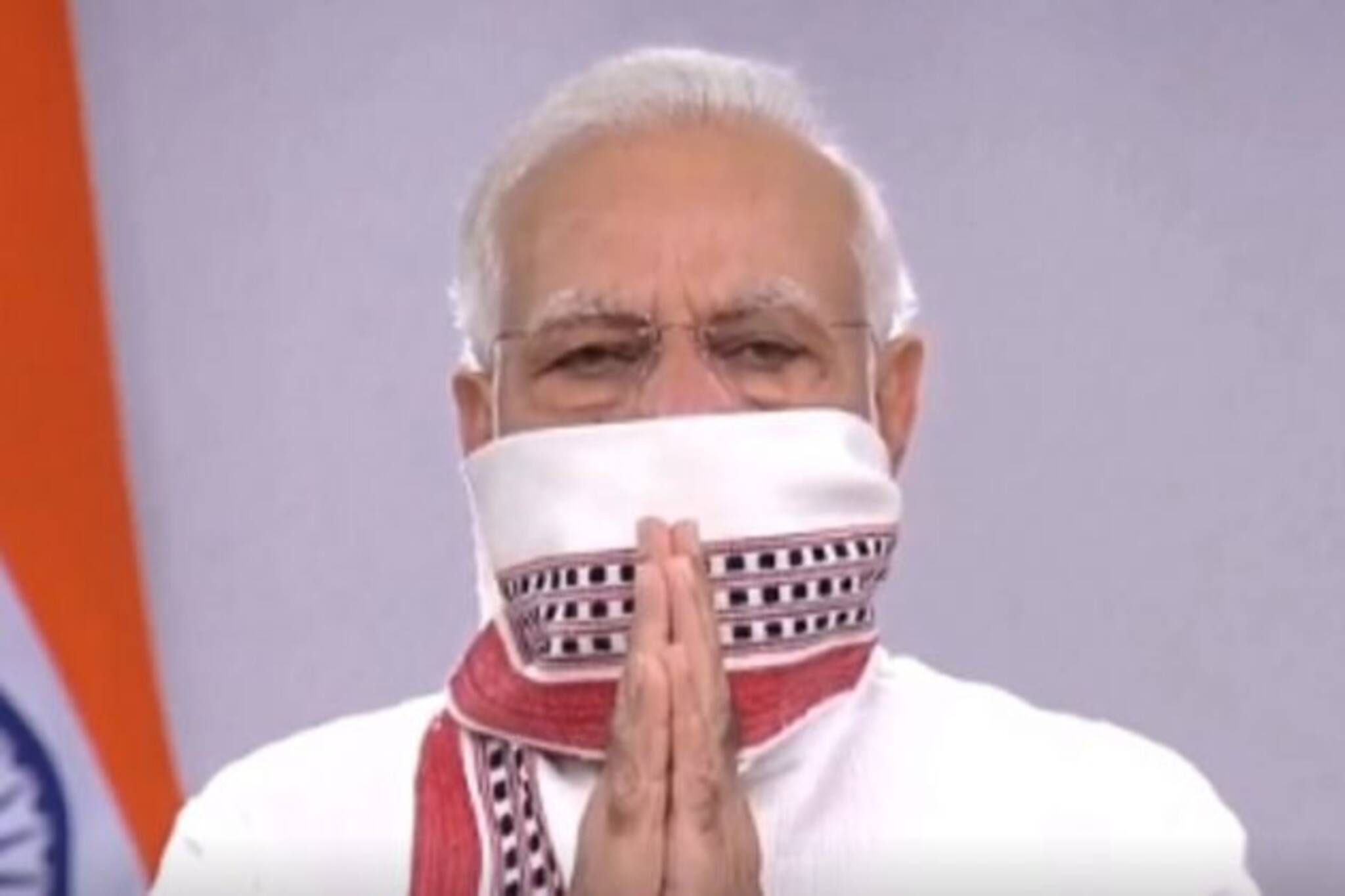 ঘরে তৈরি মাস্কের পর ডিজাইনার গামছায় মুখ বেঁধে জাতির উদ্দেশে বার্তা মোদির