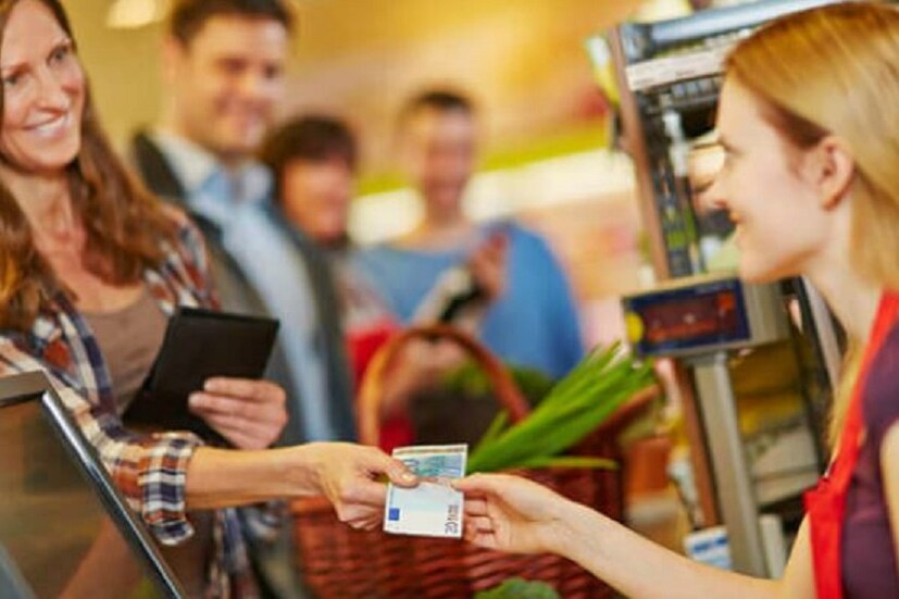 টাকার মাধ্যমে করোনা ছড়ায় এখনও কোনভাবেই প্রমাণিত নয় ৷ করোনা ছড়ায় ড্রপলেটেসের মাধ্যমে ৷ তাই টাকা লেনদেনের সময় হাতের সঙ্গে হাত লেগে যাওয়ার সম্ভবনা থাকে ৷ তাই যদি টাকা না দিয়ে ডিজিটাল পেমেন্ট করা যায় সেটাই ভালো ৷ Photo- Representive