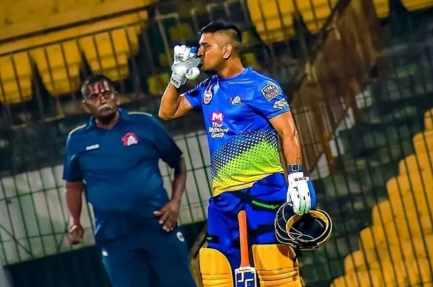 এই তালিকায় সবার প্রথম নাম মহেন্দ্র সিং ধোনির ৷ তিনি গত বিশ্বকাপের পর থেকে আর কোনও আন্তর্জাতিক ক্রিকেট ম্যাচ খেলেননি ৷ কিন্তু আশা ছিল আইপিএলে চেন্নাই সুপার কিংসের হয়ে খেলে বছর শেষে টি টোয়েন্টি বিশ্বকাপে খেলবেন মাহি ৷ কিন্তু এখন যা পরিস্থিতি তাতে আর আন্তর্জাতিক আঙিনায় খেলা হবে না মাহির ৷ এই তালিকায় সবার প্রথম নাম মহেন্দ্র সিং ধোনির ৷ তিনি গত বিশ্বকাপের পর থেকে আর কোনও আন্তর্জাতিক ক্রিকেট ম্যাচ খেলেননি ৷ কিন্তু আশা ছিল আইপিএলে চেন্নাই সুপার কিংসের হয়ে খেলে বছর শেষে টি টোয়েন্টি বিশ্বকাপে খেলবেন মাহি ৷ কিন্তু এখন যা পরিস্থিতি তাতে আর আন্তর্জাতিক আঙিনায় খেলা হবে না মাহির ৷