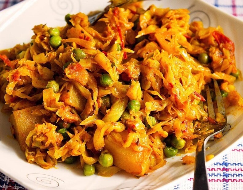 লিফ ক্যাবেজ খালি চোখে দেখা যায় না! তবে রান্নার আগে বাঁধাকপি ভাল করে সেদ্ধ করলে কৃমি মরে যায় অনেকসময়ে। এই জাতীয় কৃমির জন্ম জন্তুদের মলে। বৃষ্টির সময় সেখান থেকে মাটিতে পৌঁছায় কৃমির দল! তারপর বাসা বাঁধে সবজিতে!