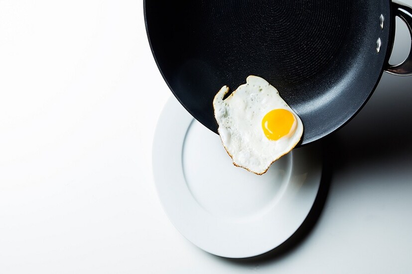 গবেষকদের মতে ননস্টিকের বাসন পত্র তৈরি হয়‘পারফ্লুওরোয়ালকিল কম্পাউন্ড’দ্বারা। এই যৌগকেই ভয়ের কারণ বলে চিহ্নিত করছেন তারা। ইতিমধ্যেই ইউ এস এনভায়রনমেন্ট এই যৌগকে কার্সিনোজেনিক বলে চিহ্নিত করেছে। অর্থাৎ ক্যানসারের মতো মারণ রোগের আশঙ্কা বাড়ে এই যৌগের।‌‌