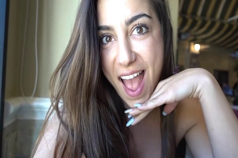 কিন্তু লেনা ইনস্টাগ্রামেই অকপট সত্যিটা উগরে দিলেন৷ লিখলেন, 'আমি তো ভালো মা হতে পারব না৷ পর্ন ফিল্মে তো আমি ইরোটিক মায়ের রোলে থাকি৷' এরপরেই একজন কমেন্ট করেছেন, 'ওই বাচ্চাটাকে নিয়ে ভাবছি৷ বড় হলে ওর যে হার করবে তুমি!'