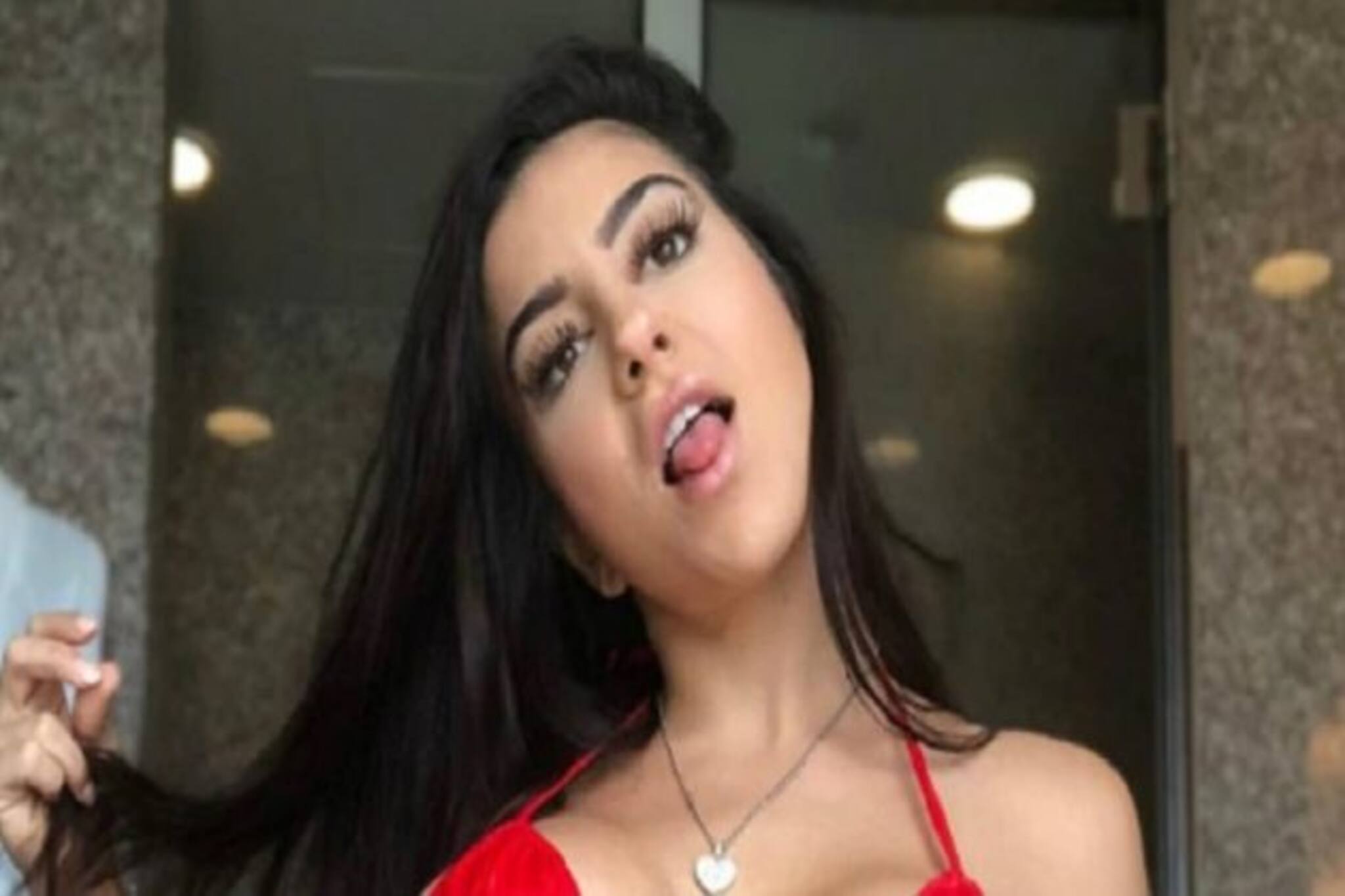 'হ্যাঁ, আমি প্রেগন্যান্ট হয়ে পড়েছি,' হঠাত্‍ ঘোষণা করলেন পর্নস্টার, সমাজকেও নিলেন একহাত