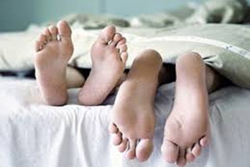 এই সমীক্ষা বলছে গ্রামীণ ভারতে মেয়েদের এখনও অনেক কম বয়সে বিয়ে হয়। সেই কারণেই মেয়েদের যৌনতায় লিপ্ত হওয়ার গড় বয়স এত কম।