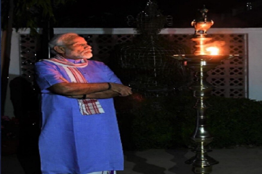 ১৩০ কোটি মানুষের থেকে ৯ মিনিট সময় চেয়েছিলেন তিনি। বলেছিলেন, করোনার হাঁ-মুখের সামনে দাঁড়িয়ে দেশের মঙ্গলকামনায় মহাশক্তি জাগ্রত করতে চাইছেন। তাঁর কথা রেখেছে ভারত। এ দিন ঘ়ড়ির কাটায় নটা বাজতেই গোটা দেশে যেন নেমে এল অকাল দীপাবলি। আর তিনি? ১৩০ কোটি মানুষের থেকে ৯ মিনিট সময় চেয়েছিলেন তিনি। বলেছিলেন, করোনার হাঁ-মুখের সামনে দাঁড়িয়ে দেশের মঙ্গলকামনায় মহাশক্তি জাগ্রত করতে চাইছেন। তাঁর কথা রেখেছে ভারত। এ দিন ঘ়ড়ির কাটায় নটা বাজতেই গোটা দেশে যেন নেমে এল অকাল দীপাবলি। আর তিনি?