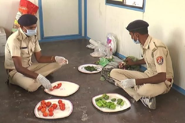 ২. টানা ২৪ ঘণ্টা ধরে পুলিশকর্মীরা এখানে ডিউটিতে রয়েছেন। যাতে লোকে অকারণে যাতায়াত না করতে পারেন। ২. টানা ২৪ ঘণ্টা ধরে পুলিশকর্মীরা এখানে ডিউটিতে রয়েছেন। যাতে লোকে অকারণে যাতায়াত না করতে পারেন।
