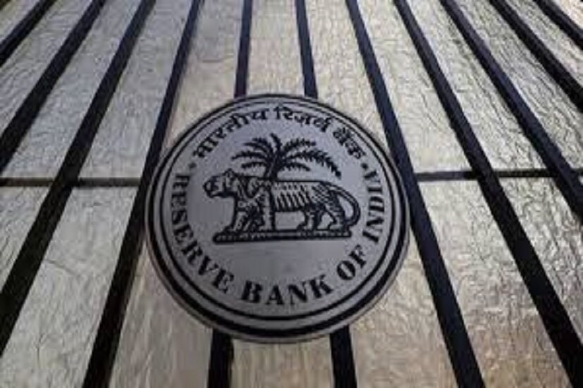 আরবিআই জানিয়েছে, যদি কোনও গ্রাহক নিজে থেকে ইএমআই দিতে চান, তা হলেই একমাত্র ব্যাঙ্ক নেবে৷ নয়তো অটোমেটিক ভাবেই তাঁর ইএমআই স্থগিত হয়ে যাবে৷