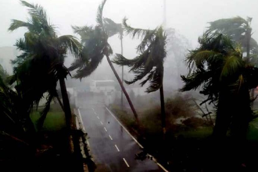 হাতে আর কয়েক ঘণ্টা, তার পরেই রাজ্যে আছড়ে পড়তে চলেছে সুপার সাইক্লোন আমফান। আমফানের তেজ থেকে বাদ যাবে না শহর ৷ ঝড়ের চোটে শহরে বিপর্যয়ের আশঙ্কা আবহবিদদের ৷ ঘূর্ণিঝড়ের প্রভাবে রাত থেকেই কলকাতায় শুরু হবে বৃষ্টি বলে পূর্বাভাস ৷